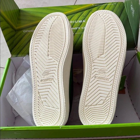 Cariuma Women’s Green Canvas Sneakers with White Laces Size 8 - Picture 3 of 8